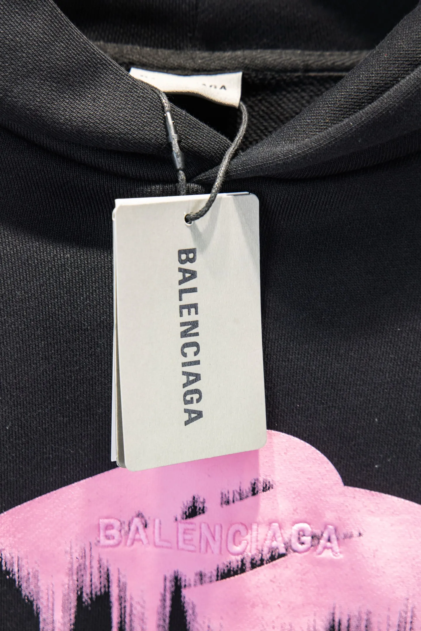 Style number: 5319#p154 🆕 BALENCIAGA 26SS Balenciaga printed embroidered hooded sweatshirt. The os version is really charming. Balenciaga is also really unique. Each new season’s version is the best. It is very practical and can be worn casually✔️ - ⚠️100% cotton. Made of 460g pure cotton reactive black fabric. Made of imported knitting needle carded cotton, the thickness is moderate, drapey and contoured, making the upper body comfortable! ! It is very tolerant to fat body types and can instantly lose five pounds after wearing it! The front and back cuffs are made of direct-injection digital printing environmentally friendly glue material, using a mechanized printing process. Mechanical printing has high precision, the positioning accuracy can reach ±0.02mm, and the quality stability is strong. The front panel #embroidery printing elements# The matte line embroidery adopts imported Tajima high-density heavy embroidery technology. The fonts are three-dimensional and full. The fabric is made of custom-woven and dyed reactive black. The dye is soft and comfortable to the skin. It is different from the environmentally friendly black on the market. High cost. No increase in cost. In the past two years, the oversize version has become the focus of the trend. It has also been a popular staple in the past two years. The change of designers has made this brand an instant hit. The progressive fashion of the era also needs the blood impact of fresh elements and trendy designs to continue its glory! It’s stylish both inside and outside, a must-have for high street travel! An absolute "eye-catching style" that can match couples 💏 Color: Reactive Black Size: XS S M L